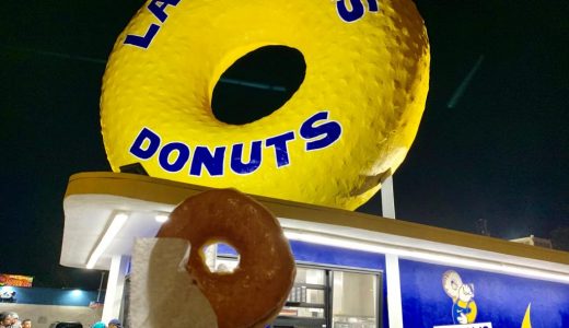 LAのランドマークの一つとなっているRandy's Donutsはインスタ映えもばっちりのドーナツショップ